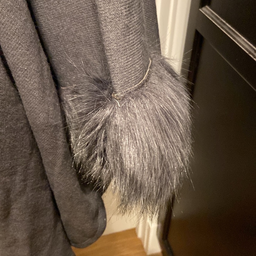 Dolce Cabo Gray Faux Fur Fleece Cape NWT - Picture 6 of 7